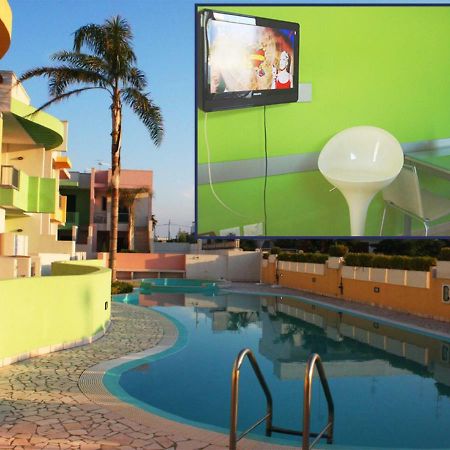 Con Piscina E Garage A 300 M Da Spiaggia E Centro Torre dell'Orso Kültér fotó