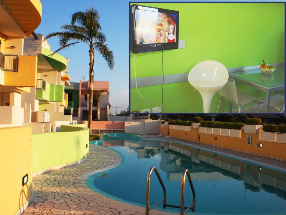 Con Piscina E Garage A 300 M Da Spiaggia E Centro Torre dell'Orso Kültér fotó